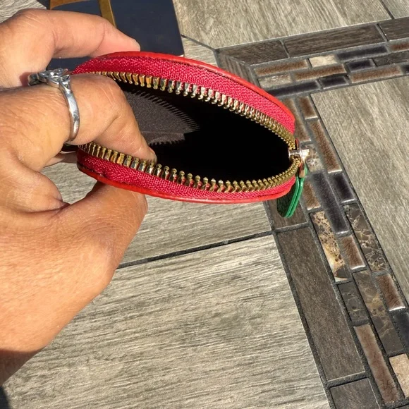Red Apple-Shaped coin Purse - Picture 4 of 5